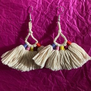 Yarn earrings (white)